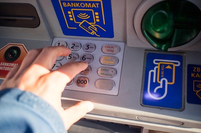 ruka na bankomatu